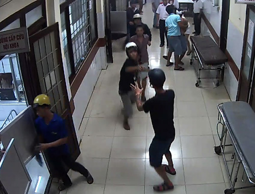 Nhóm côn đồ lao cả vào viện truy sát nhau