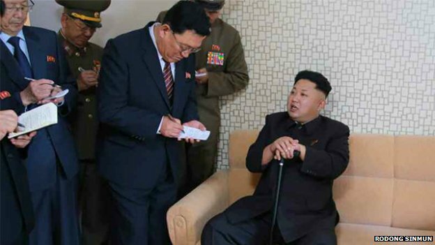 Nhà lãnh đạo Kim Jong-un tái xuất với hình ảnh chống gậy