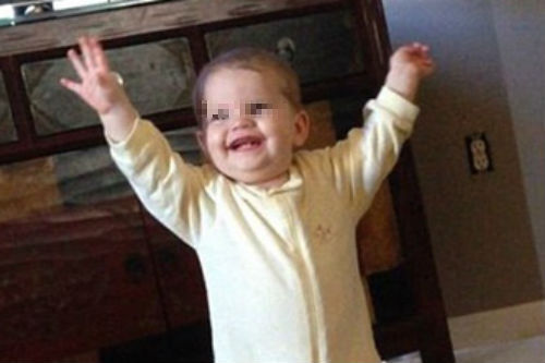 Bố mẹ bỏ mặc con gái 9 tháng tuổi chết trong cũi