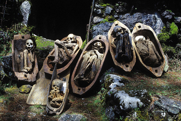 Rợn người hang động xác ướp bị lãng quên ở Philippines