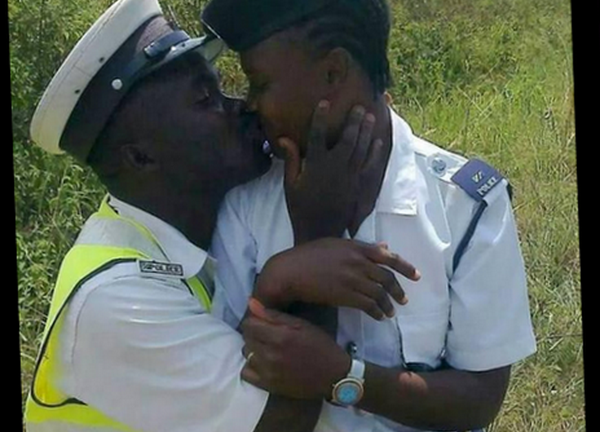 Hai cảnh sát bị sa thải chỉ vì đăng ảnh hôn nhau lên Twitter