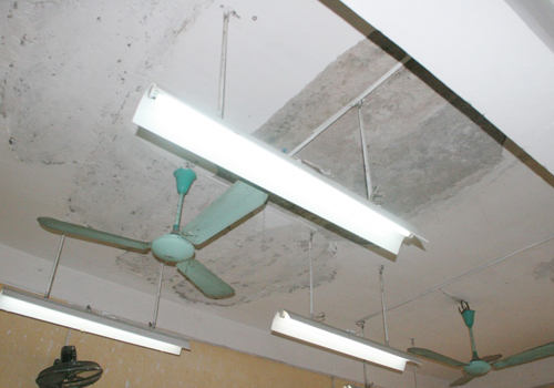 Rơi trần cách nhiệt, 6 bé học sinh mẫu giáo phải đi cấp cứu