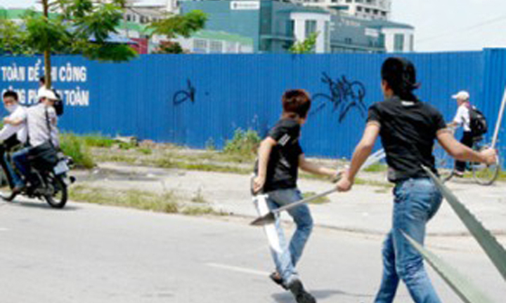 Học sinh cầm dao truy sát người va quệt xe