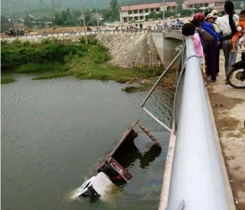 Xe tải mất lái lao xuống sông, tài xế chấn thương sọ não