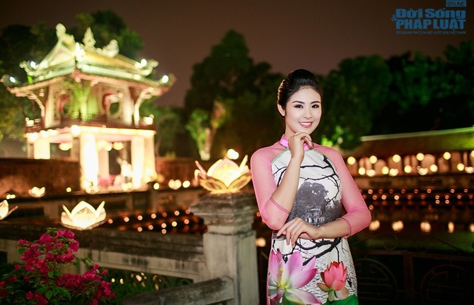 Ngọc Hân duyên dáng trong hai vai trò MC và nhà thiết kế