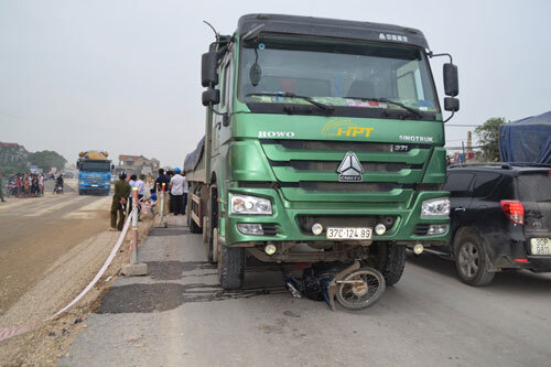 Xe tải cuốn xe máy vào gầm, hai cha con tử vong