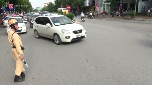 Bắt đầu cấm ô tô qua đường Cầu Giấy - Xuân Thủy