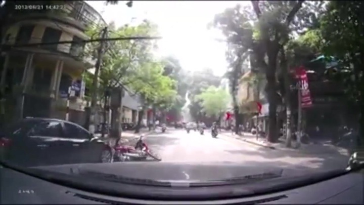 Bị xế hộp tông ngang người vì cố tình vượt đèn đỏ