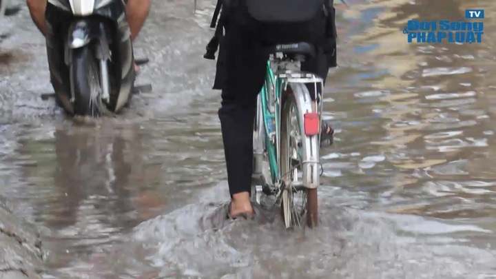 Bình dương: Dân khổ khi trời không mưa nhưng nước vẫn ngập