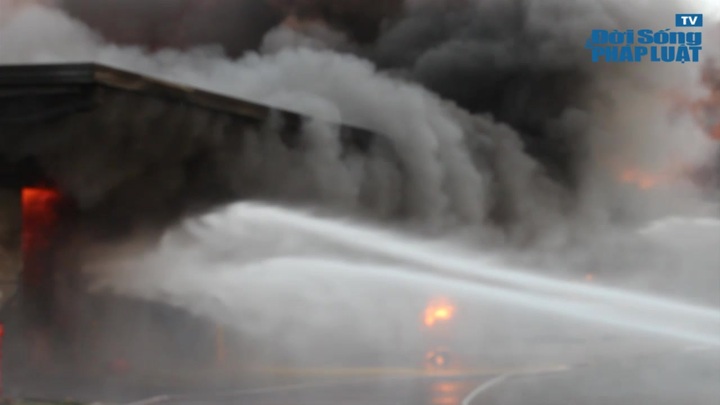 Cháy lớn tại công ty mực in KC Visip thiệt hại 15 tỷ đồng