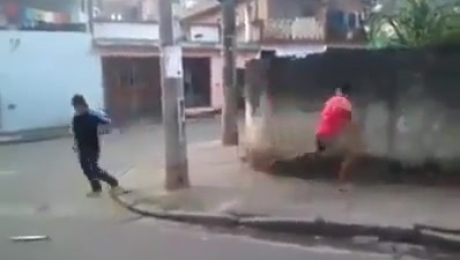 Chết cười với cảnh đánh nhau hội đồng