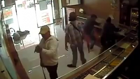 Clip: Băng nhóm bắn chết bảo vệ, cướp tiệm vàng giữa ban ngày