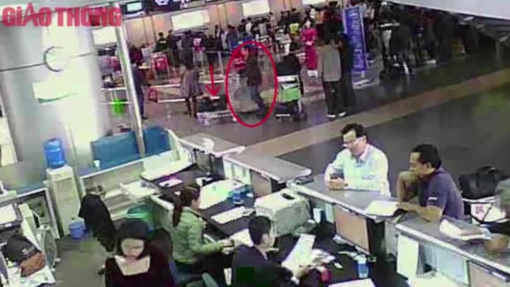Clip: Bắt sống đạo chích đất Cảng ra tay tại sân bay Nội Bài
