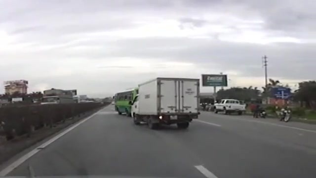 Clip: Bị CSGT kiểm, tài xế tăng ga bỏ chạy