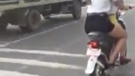 Clip: Chân dài lạng lách, đánh võng trên phố