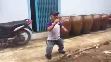 Clip: Chàng trai tí hon hát nhạc Đàm cực hay