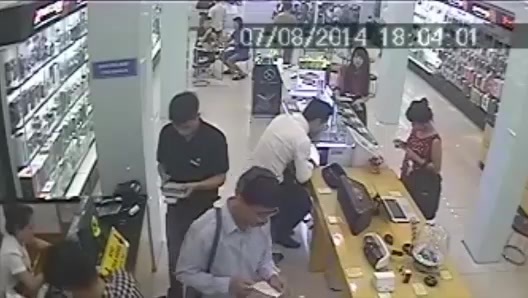 Clip: Cô gái trẻ trộm điện thoại cực tinh vi