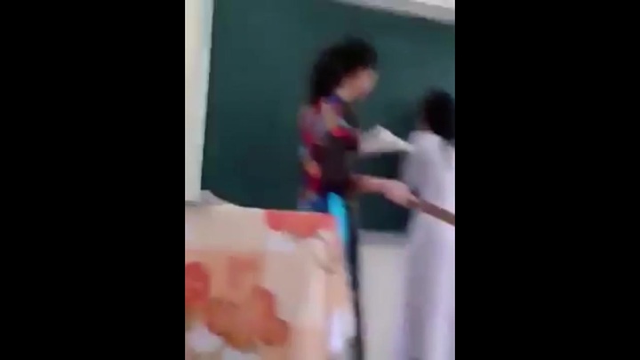 Clip: Cô giáo dùng thước đánh vào mông học sinh cấp 3 chan chát