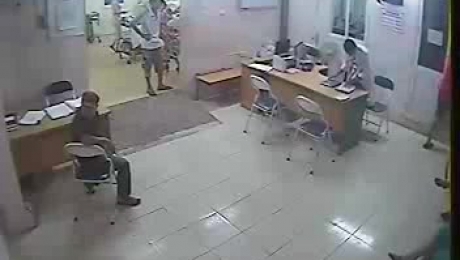 Clip: Côn đồ ngang nhiên vào bệnh viện đánh bác sĩ gãy xương