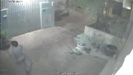 Clip: Đạo chích thản nhiên vào nhà trộm đồ