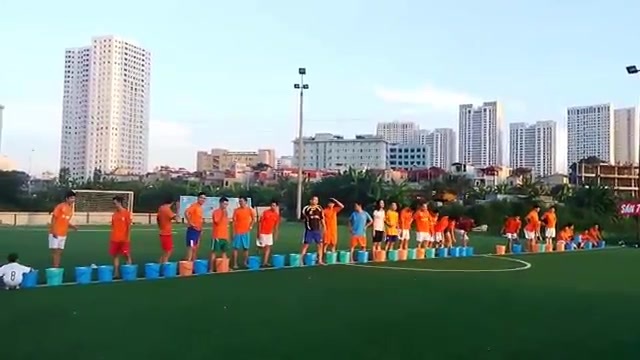 Clip: FC Phóng viên thách thức Bộ trưởng Đinh La Thăng 'dội nước đá'