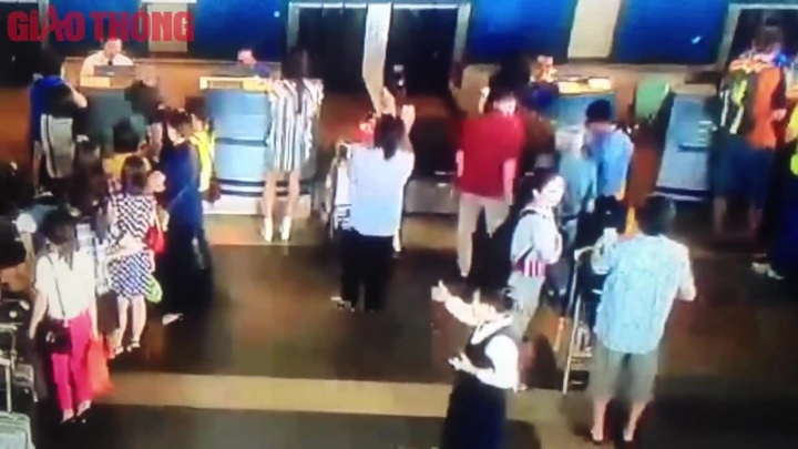 Clip: Giả gái đánh cắp ví của hành khách sân bay Nội Bài