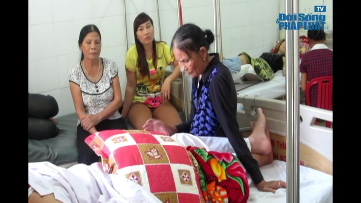 Clip: Gói quà phát nổ trên xe khách khiến 3 người bị thương