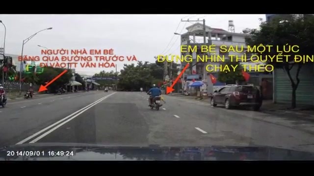 Clip: Hãi hùng cảnh em bé suýt mất mạng vì chạy cắt mặt ôtô qua đường