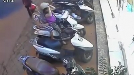 Clip: Hai thiếu nữ 'trộm đồ trong cốp xe' nhanh như chớp