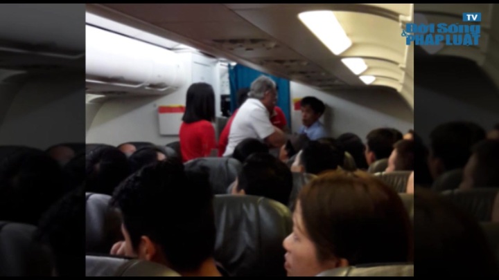 Clip: Hành khách bị trói vì gây náo loạn trên chuyến bay của Vietjet Air
