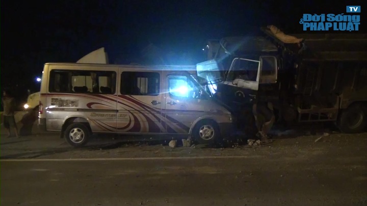 Clip: Hiện trường vụ xe ben leo dải phân cách, đối đầu xe khách