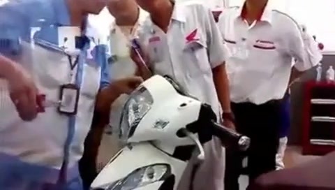 Clip: Kinh hoàng rắn lục độc nấp trong đầu xe máy SH