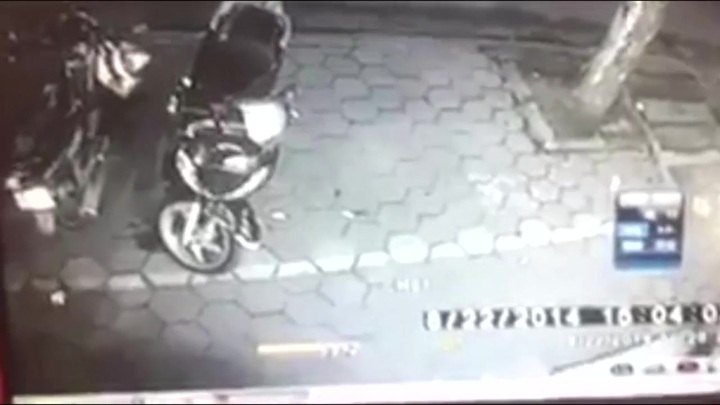 Clip: Màn phối hợp trộm xe SH cực khôn ngoan của 2 tên trộm