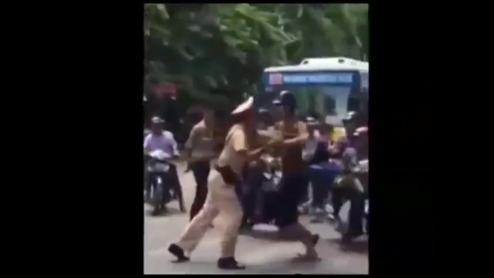 Clip: Nam thanh niên chống đối CSGT gây náo loạn đường phố