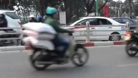 Clip: Nam thanh niên dùng xe máy ngáng đường taxi