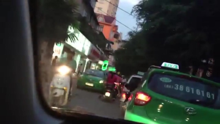 Clip: Náo loạn tắc đường vì người phụ nữ đánh nhau với taxi