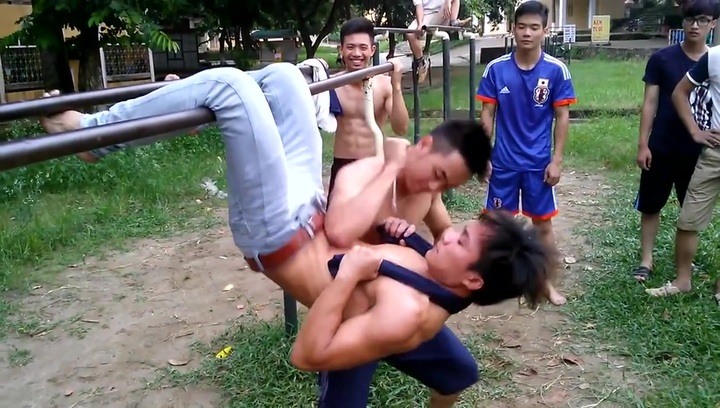 Clip: Nện hàng chục phát cùi chỏ vào bụng mà không hề hấn gì