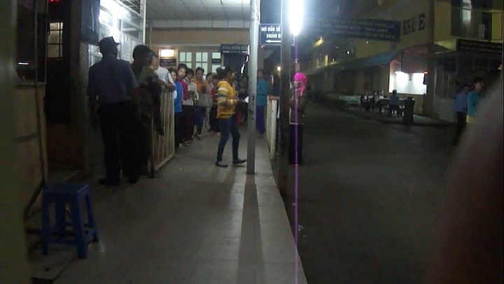 Clip: Nhọc nhằn thâu đêm đi bốc số khám bệnh