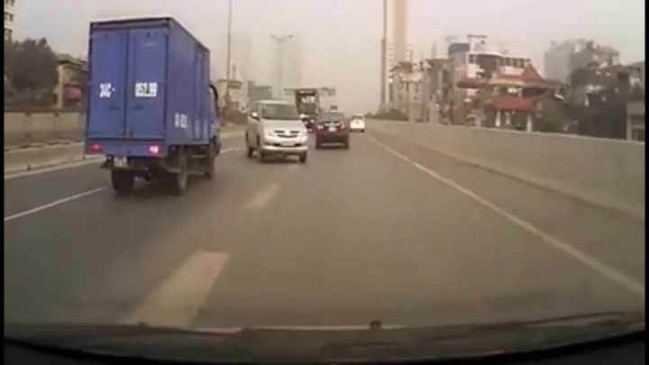Clip: Những pha đi ngược chiều khiến người xem hoảng hồn
