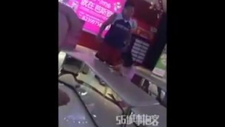 Clip: Ông bố đánh dã man vào đầu đứa con nhỏ