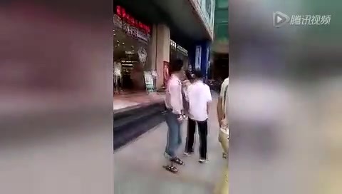 Clip: Phẫn nộ nam thanh niên 'tung cước' đá cụ già ăn xin
