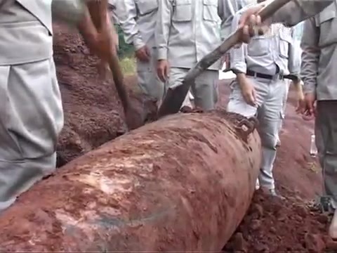Clip: Phát hiện quả bom nặng gần 500kg ở Quảng Trị