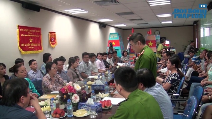 Clip: PV báo Đời sống & Pháp luật nhận giấy khen của CA TP. Hà Nội