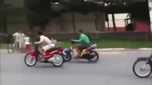 Clip: Quái xế bốc đầu xe máy và cái kết bi thảm