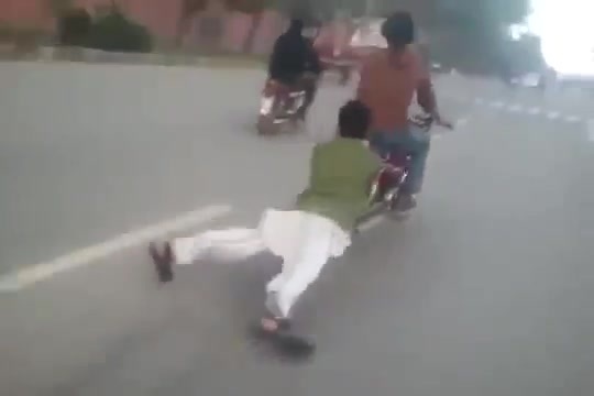 Clip: Rợn tóc gáy với màn biểu diễn của quái xế đường phố