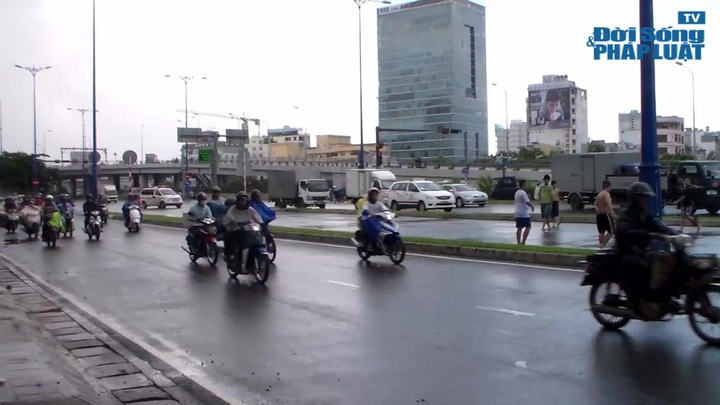 Clip: Rùng mình xem cảnh trẻ em chơi đá bóng với “tử thần”