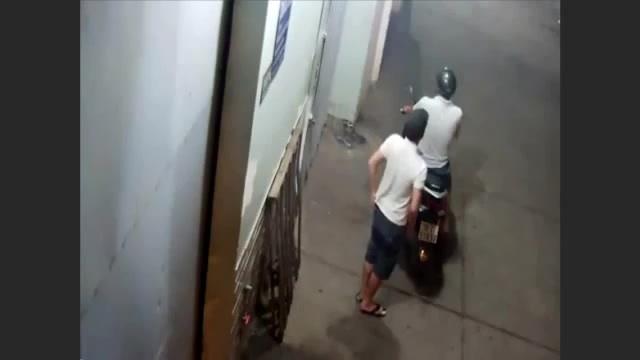 Clip: Siêu đạo chích bẻ 2 lớp khóa trong vòng vài nốt nhạc