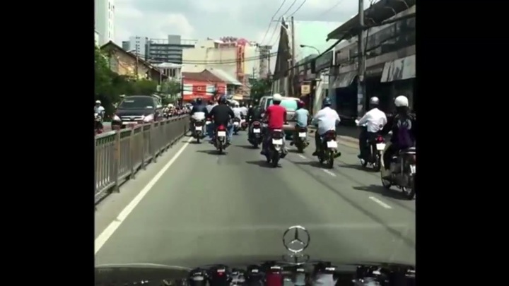 Clip: Sốc với đôi nam nữ móc túi trắng trợn giữa đường Sài Gòn