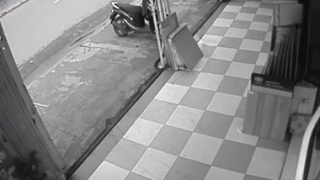 Clip: Tên trộm cẩn trọng thám thính rồi cuỗm xe đi nhanh nhẹn