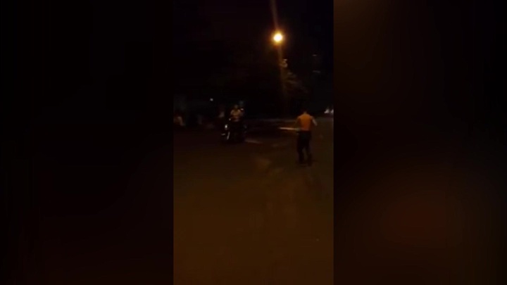 Clip: Thanh niên ngáo đá ra đường chặn xe ô tô đêm Trung Thu